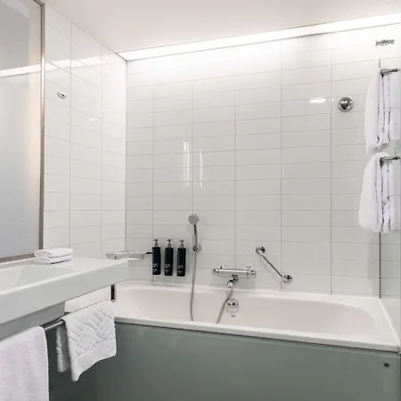 Hilton Helsinki Airport Hotel 4*