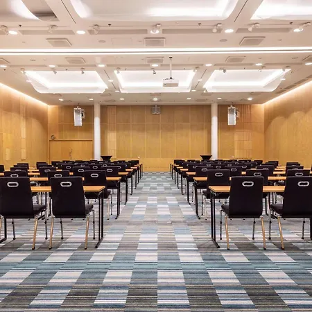 Hilton Helsinki Airport Отель