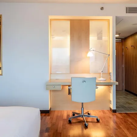 Hilton Helsinki Airport Отель Вантаа